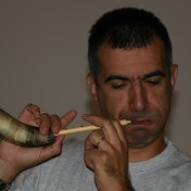 Marco Bena, degli Onnigaza, mentre suona il corru